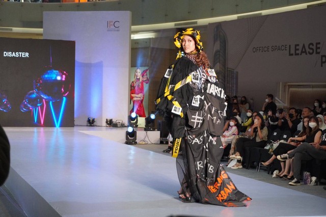 Design fashion karya Mutiara Syariffudin dalam Fashion Upcycling Competition di Ciputra Mall Surabaya. foto/dok. Mutiara