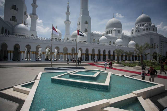 Sejumlah pengunjung berjalan memasuki komplek Masjid Raya Sheikh Zayed di Gilingan, Solo, Jawa Tengah, Senin (14/11/2022). Foto: Mohammad Ayudha/Antara Foto