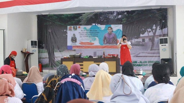 Relawan Gerbong Pecinta Saniuno menggelar pelatihan kuliner di Ruang Aula Serbaguna, Kecamatan Cibinong, Kabupaten Bogor, Senin (14/11/2022). Foto: Dok. Istimewa
