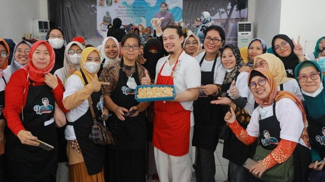 Relawan Gerbong Pecinta Saniuno menggelar pelatihan kuliner di Ruang Aula Serbaguna, Kecamatan Cibinong, Kabupaten Bogor, Senin (14/11/2022). Foto: Dok. Istimewa