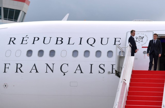 Presiden Prancis Emmanuel Macron (kanan) turun dari pesawat setibanya di Bandara I Gusti Ngurah Rai, Bali, Senin (14/11/2022). Foto: Fikri Yusuf/Antara Foto