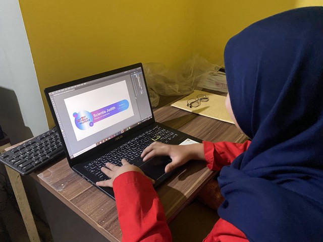 Dokumentasi pribadi mahasiswa saat editing lower third untuk event Indizone Malang