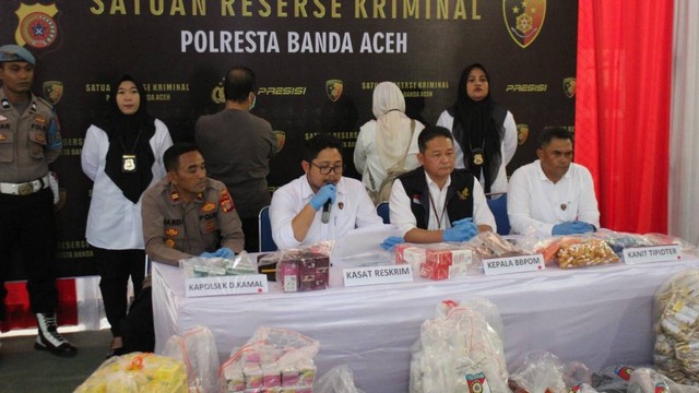 Polresta Banda Aceh dan BPOM Aceh  menggelar konferensi pers, Senin (14/11). Foto: Polisi