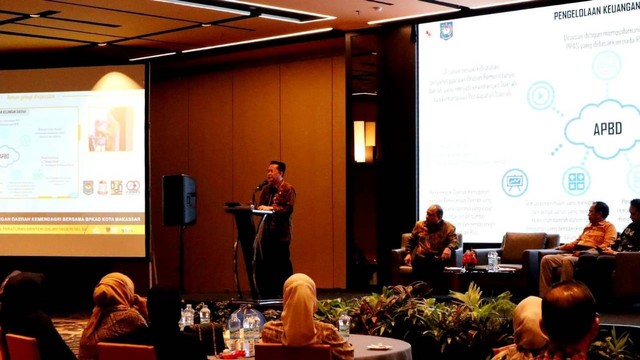 Dirjen Bina Keuangan Daerah (Keuda) Kemendagri Agus Fatoni berdiskusi dengan jajaran Pemkot Makassar saat monitoring evaluasi (monev) dan asistensi realisasi APBD serta penganggaran penanganan inflasi. Foto: Kemendagri