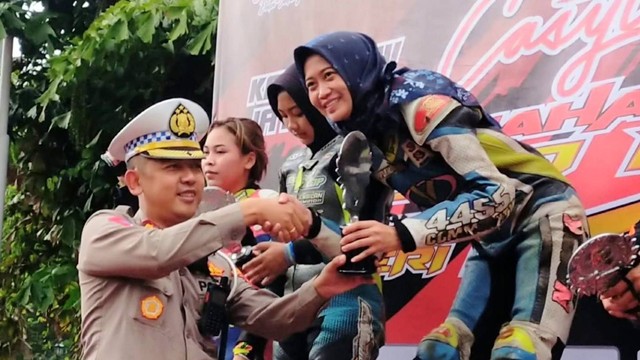 Kasatlantas Polresta Solo, Kompol Agus Santoso saat memberikan piala pemenang balapan kelas perempuan Kejurprov Jawa Tengah di Stadion Manahan. FOTO: Agung Santoso