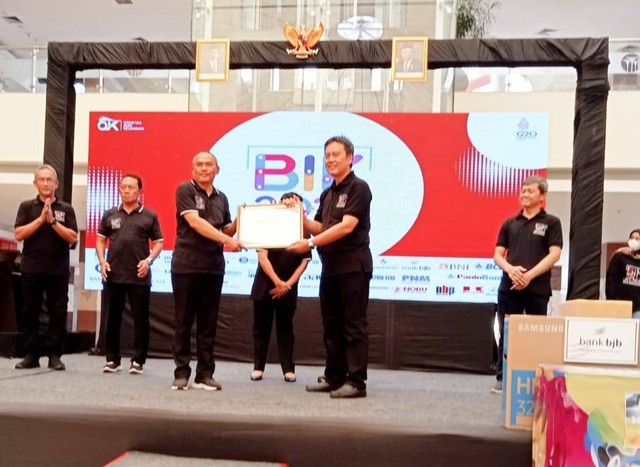 Penghargaan tersebut diberikan anggota DPR RI H. Satori kepada Bupati Nina Agustina yang diwakili Staf Ahli Bidang Ekonomi, Pembangunan dan Keuangan Setda Indramayu Suwenda. Foto: Istimewa