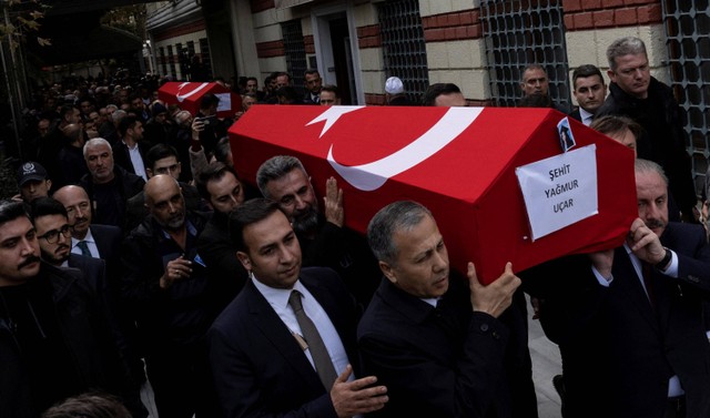 Kerabat korban ledakan bom di Istanbul menangis saat upacara pemakaman di Istanbul, Turki. Foto: Umit Bektas/REUTERS