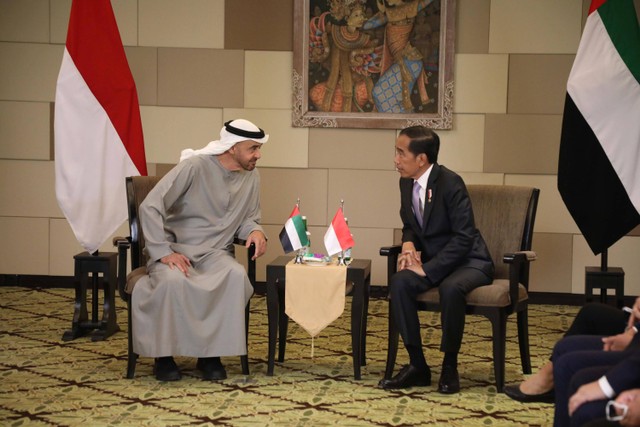 Presiden Joko Widodo (kanan) berbincang dengan Presiden Uni Emirat Arab Mohammed bin Zayed Al Nahyan saat pertemuan bilateral di sela-sela penyelenggaraan Pertemuan Tingkat Tinggi (KTT) G20 di Nusa Dua, Bali, Senin (14/11/2022).  Foto: Aditia Noviansyah/kumparan