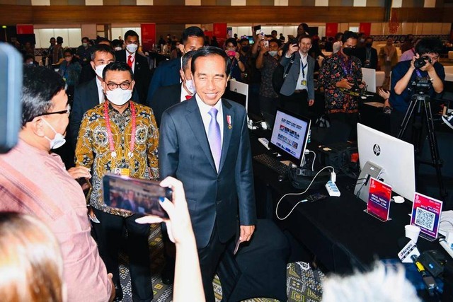 Presiden Joko Widodo mengunjungi media center KTT G20 di Bali International Convention Center (BICC), Kabupaten Badung, Bali, Senin (14/11).  Foto: Laily Rachev/Biro Pers Sekretariat Presiden