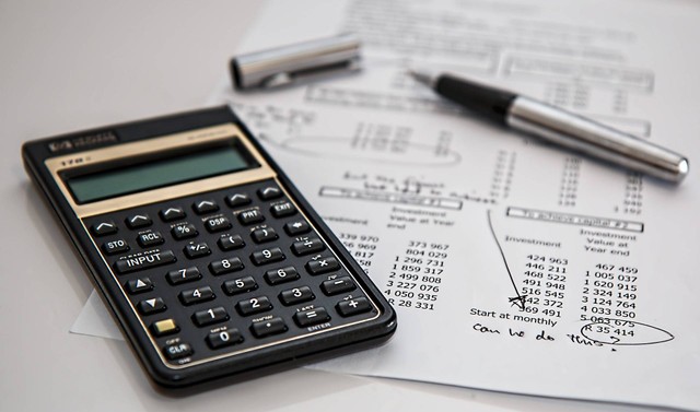 Ilustrasi laporan keuangan (sumber: https://pixabay.com/id/photos/kalkulator-perhitungan-pertanggungan-385506/)