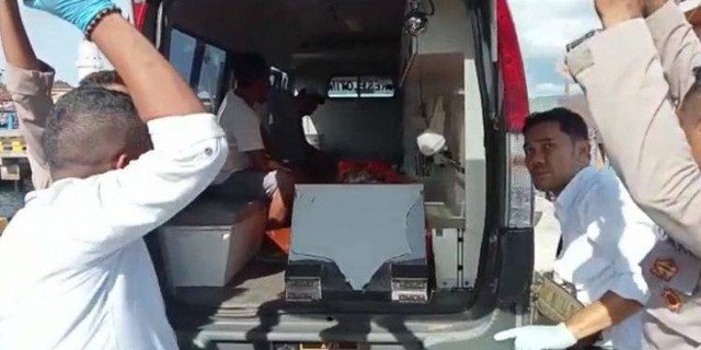 Keterangan foto: Jenazah Caleb Dan dibawa ke RSUD Larantuka menggunakan ambulans. Foto:Istimewa.