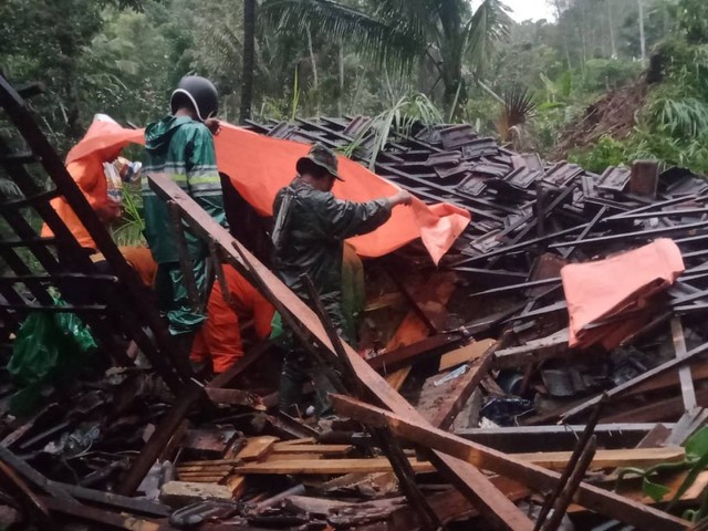 Persiapan Yasinan, Rumah di Tulungagung Ambruk Tertimpa Longsor