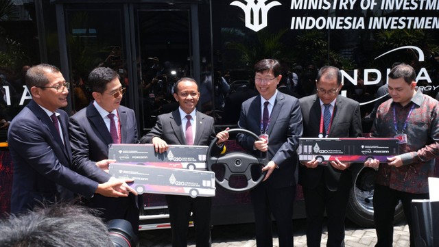Seremoni penyerahan 5 bus listrik Foxconn dan Indika Energy kepada Menteri Investasi/Kepala BKPM Bahlil Lahadalia di Nusa Dua, Bali, Senin (14/11/2022).  Foto: Kementerian Investasi/BKPM