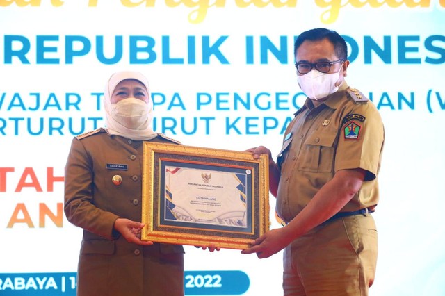 Wakil Wali Kota Malang Sofyan Edi Jarwoko menerima piagam penghargaan WTP yang diserahkan oleh Gubernur Jatim Khofifah Indar Parawansa. Foto / dok Pemprov Jatim