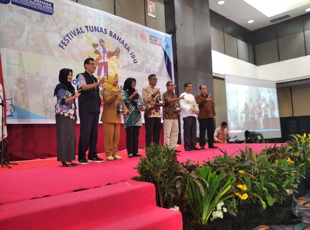 Foto bersama usai penyerahan plakat dari Kantor Bahasa Malut ke Kepala Dinas Pendidikan Kota Ternate, Halut, Halsel, dan Sula. Foto: Ghalim Oemabaihi/cermat.