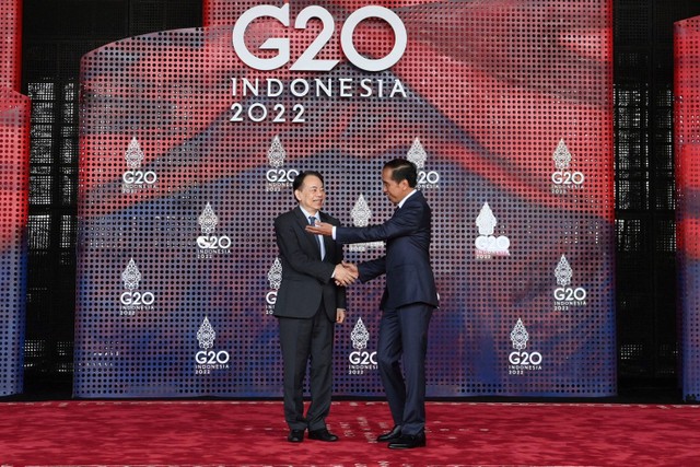 Presiden Joko Widodo (kanan) menyambut kedatangan Presiden ADB Masatsugu Asakawa di lokasi KTT G20 Indonesia, Nusa Dua, Bali, Selasa (15/11/2022). Foto: Sigid Kurniawan/ANTARA FOTO