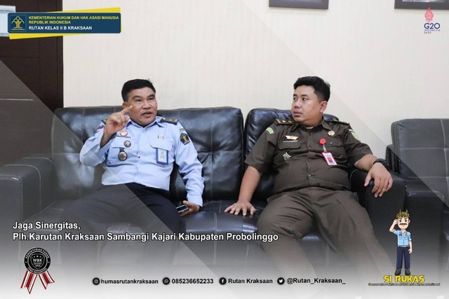 Plh.Kepala Rutan Kraksaan saat berbincang dengan Kasi Pidum Kejari Probolinggo. (Humas Rutan Kraksaan)