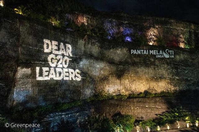 Jelang KTT G20, Greenpeace Buat Pesan Kreatif di Tebing Pantai Melasti Bali 