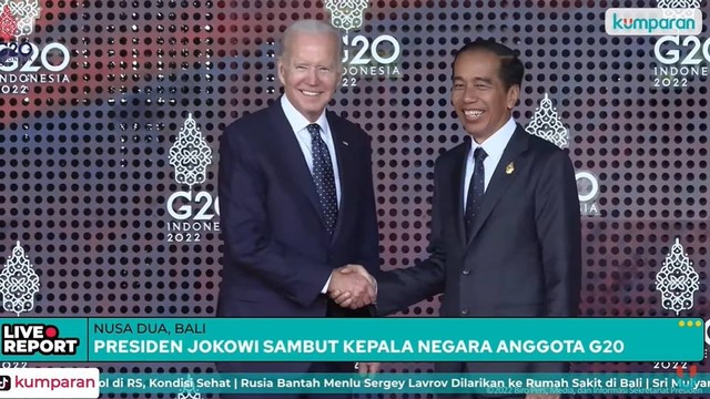 Presiden Jokowi menyambut Presiden Amerika Serikat, Joe Biden saat tiba di lokasi KTT G20 Indonesia, Nusa Dua, Bali, Selasa (15/11/2022). Foto: kumparan