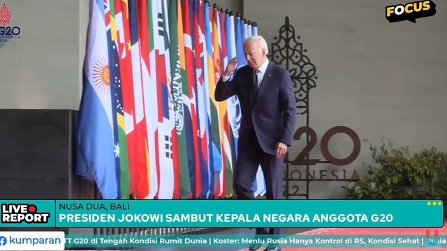 Presiden Amerika Serikat, Joe Biden memberi salam hormat kepada Presiden Jokowi saat tiba di lokasi KTT G20 Indonesia, Nusa Dua, Bali, Selasa (15/11/2022). Foto: kumparan
