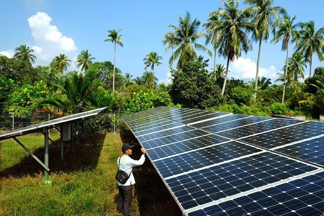Ilustrasi. Pembangkit listrik tenaga surya (PLTS) di Pulau Rengit, Belitung. Foto: Shutterstock | Teddy Mardona. 