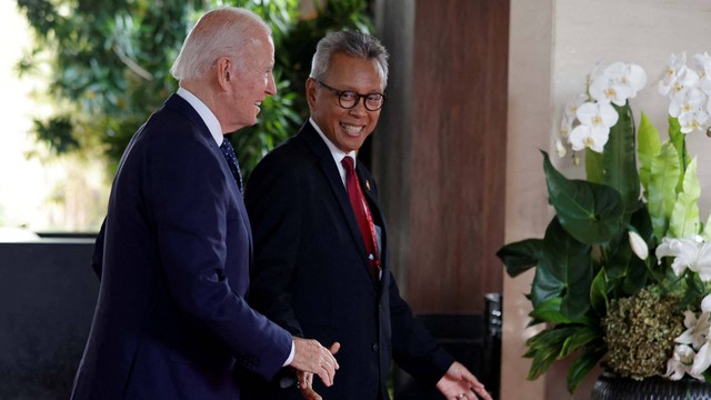 Presiden AS Joe Biden disambut oleh Andy Rachmianto, Direktur Jenderal Protokol dan Konsuler Indonesia, setibanya di KTT G20 di Nusa Dua, Bali, Indonesia, Selasa (15/11/2022). Foto: Willy Kurniawan/Reuters