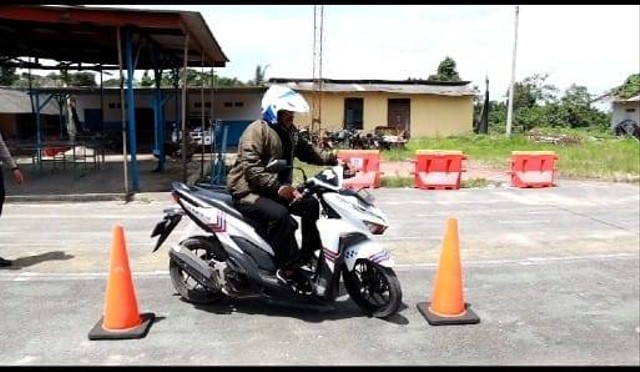 Calon pemohon SIM melaksanakan bimbel ujian praktik di Polres Tulang Bawang . | Foto: Polres Tulang Bawang