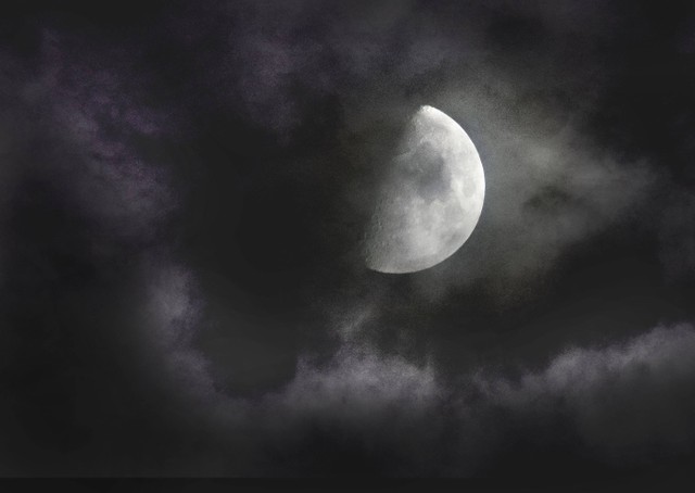 Ilustrasi Bagaimana terjadinya gerhana bulan, sumber foto (Lorenzo Ranuzzi) by unsplash.com