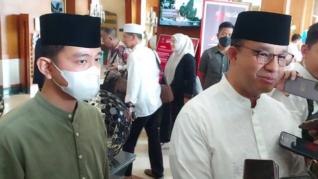 Anies Baswedan dan Wali Kota Solo, Gibran Rakabuming melakukan sarapan bersama, Selasa (15/11/2022). FOTO: Fernando Fitusia