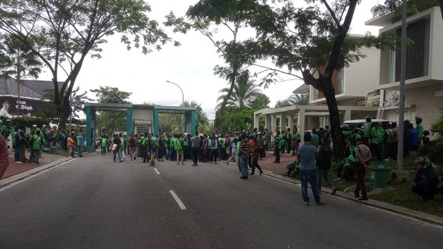 Para ojol menyerbu sekuriti kompleks perumahan elite di Pekanbaru. (DEFRI CANDRA/SELASAR RIAU)