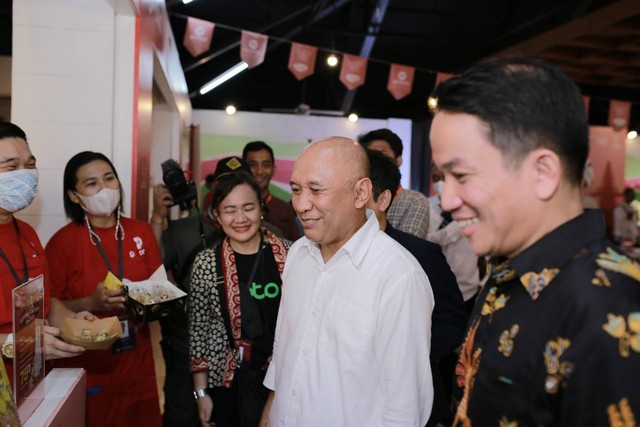 Menteri Koperasi dan UKM RI, Teten Masduki didampingi oleh CEO GoTo Andre Soelistyo dan VP Public Policy and Government Relations Food & Groceries, Nitya Wulandari saat mengunjungi GoFood Culinary Bazaar, Bali, Senin (14/11/2022). Foto: Dok. GoFood