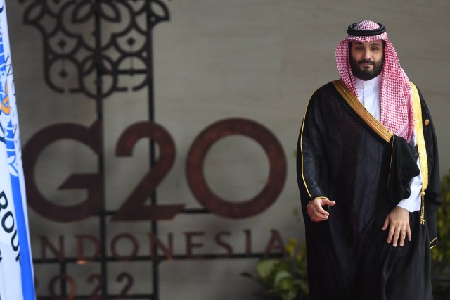 Putra Mahkota Raja Arab Saudi Pangeran Mohammed bin Salman tiba di lokasi KTT G20 di Nusa Dua, Bali, Selasa (15/11/2022). Foto: Akbar Nugroho Gumay/Antara Foto