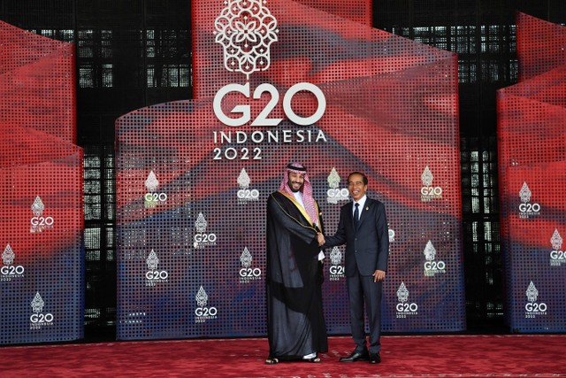 Presiden Joko Widodo (kanan) menyambut kedatangan Putra Mahkota Arab Saudi Pangeran Mohammed bin Salman di lokasi KTT G20 Indonesia, Nusa Dua, Bali, Selasa (15/11/2022). Foto: Sigid Kurniawan/Antara Foto
