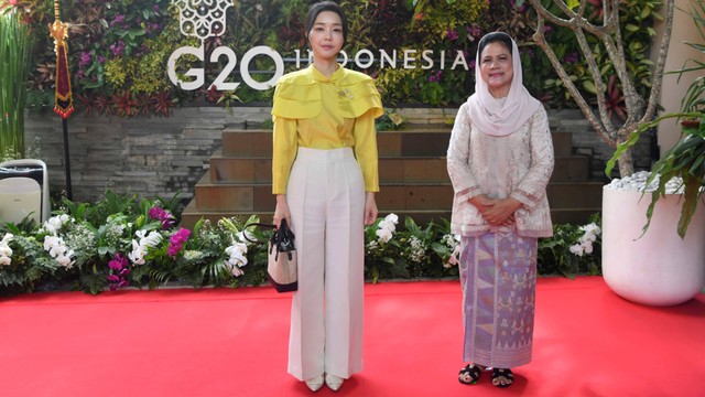Ibu Iriana Joko Widodo menerima kedatangan Ibu Negara Republik Korea, Madam Kim Keon-hee. Foto: Kementrian Kominfo