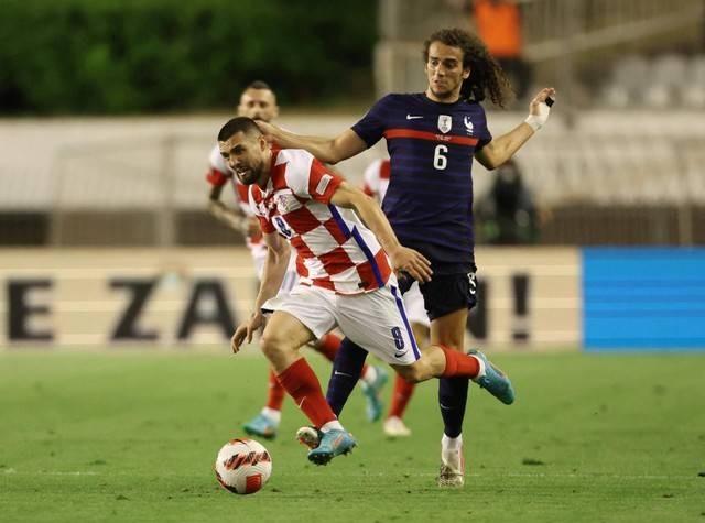 Pemain Kroasia Mateo Kovacic duel dengan Matteo Guendouzi dari Prancis saat Pertandingan UEFA Nations League 2022 di Stadion Poljud, Split, Kroasia. Foto: Antonio Bronic/Reuters