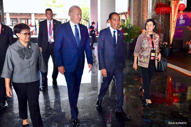 Presiden Jokowi bersama Joe Biden di KTT G20 Bali. Foto: Dok. Agus Suparto