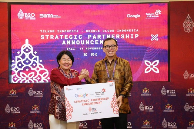 Direktur Digital Bisnis Telkom M. Fajrin Rasyid (kanan) dan Country Director Google Cloud Indonesia Megawaty Khie (kiri) pada acara Strategic Partnership Announcement antara Telkom dan Google di Nusa Dua, Bali (14/11). Foto: dok. Telkom Indonesia