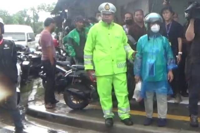 Polisi tangkap emak-emak inisial KT yang hendak bentangkan poster HAM saat Biden melintas ke venue KTT G20. Foto: Dok. Istimewa
