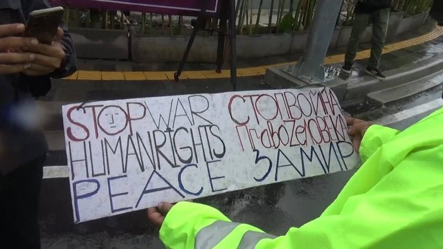 Polisi tangkap emak-emak inisial KT yang hendak bentangkan poster HAM saat Biden melintas ke venue KTT G20. Foto: Dok. Istimewa