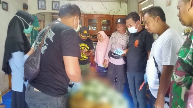 Petugas saat identifikasi mayat Untung (52), warga Desa Jatiblimbing, Kecamatan Dander, Kabupaten Bojonegoro, yang meninggal di sawah. Selasa (15/11/2022) (Foto: Dok Istimewa)