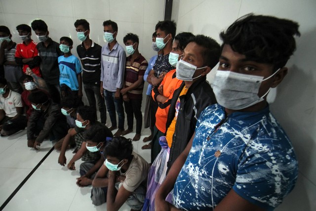 Sejumlah imigran etnis Rohingya berkumpul di Meunasah usai dievakuasi warga di Desa Lhok, Kecamatan Muara Batu, Aceh Utara, Aceh, Selasa (15/11/2022). Foto: Rahmad/Antara Foto