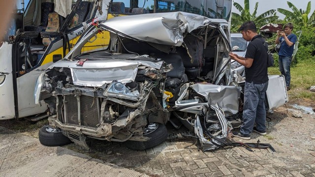 Minibus Luxio dengan nopol B 1346 FRR mengalami kerusakan dan dibawa ke pos pintu tol Cipali di Kertajati Kabupaten Majalengka Jawa Barat. Foto: Komara