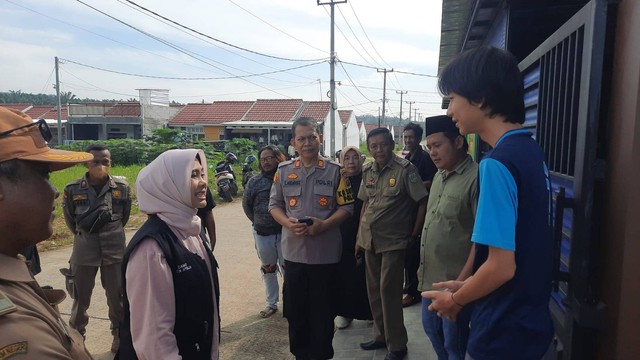 Camat dan Kapolres Bogor mendatangi rumah WS Urip, pria yang diklaim meninggal dan hidup lagi. Foto: Dok. Istimewa