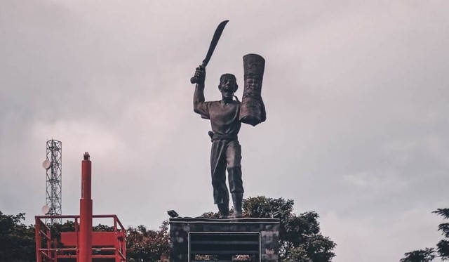 Patung Pattimura yang ada di Ambon, Maluku sebagai pengingat perjuangannya melawan penjajah. Foto: Unsplash/The Ian