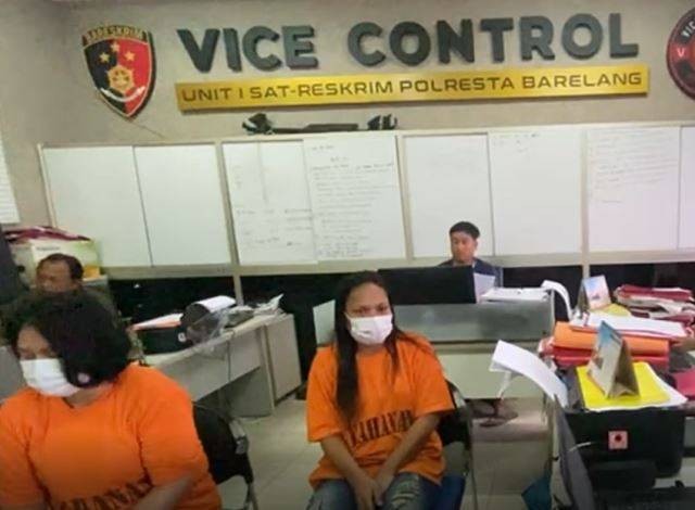 Dua dari tiga tersangka praktik prostitusi online yang melibatkan anak di bawah umur di Batam saat dimintai keterangan polisi. (Foto: Reza/batamnews)