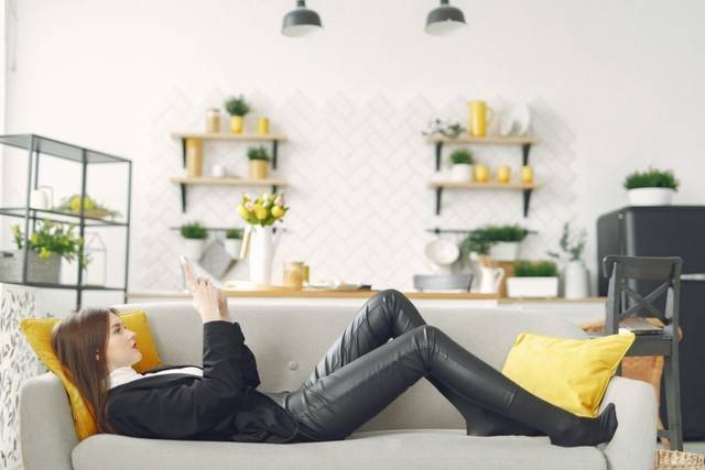 Ilustrasi seseorang yang gemar melakukan biggest flex media sosial. Foto: Pexels