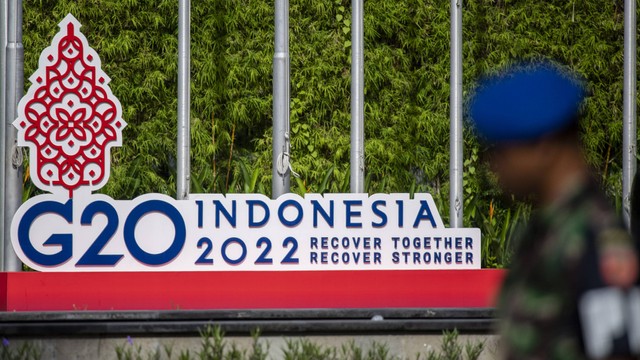 Prajurit TNI melintas di depan logo KTT G20 Indonesia di Nusa Dua, Badung, Bali, Sabtu (12/11/2022). Foto: ANTARA FOTO/Media Center G20 Indonesia/M Agung Rajasa
