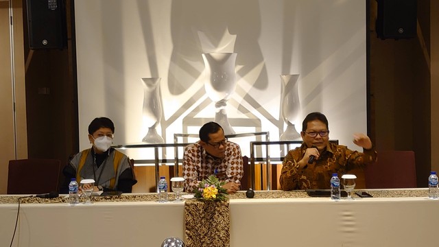 Deputi Pendidikan dan Peran Serta Masyarakat KPK, Wawan Wardiana (tengah), Direktur Dewan Eksekutif BAN-PT, Ari Purbayanto (kanan), dalam konferensi pers di Hotel Alana Yogyakarta, Selasa (15/11). Foto: Widi RH Pradana