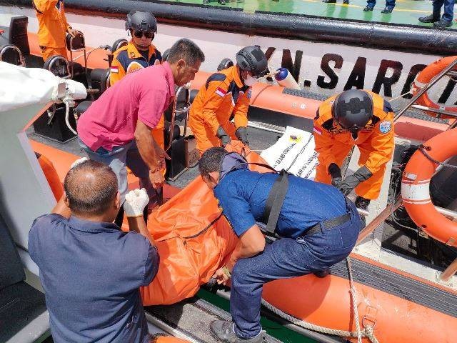 Petugas Basarnas mengevakuasi mayat tanpa identitas penumpang kapal kayu yang terbalik di perairan Nongsa. (Foto: ist)