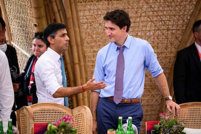 Perdana Menteri Justin Trudeau dari Kanada (2L) dan Perdana Menteri Inggris Rishi Sunak mengobrol menjelang jamuan makan siang di KTT G20 di Nusa Dua, Bali, Indonesia, Selasa (15/11/2022). Foto: Leon Neal/Reuters